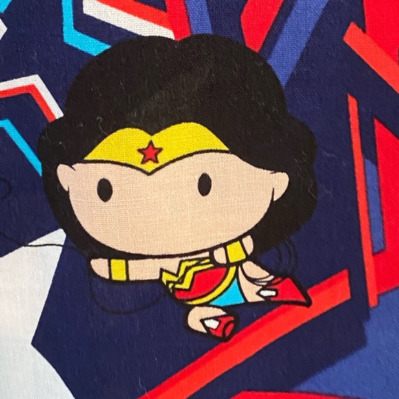 Wonder Woman Scrub Top Medium Mock Wrap Top Cotton New Nurses CNA DC Comics - Picture 10 of 11